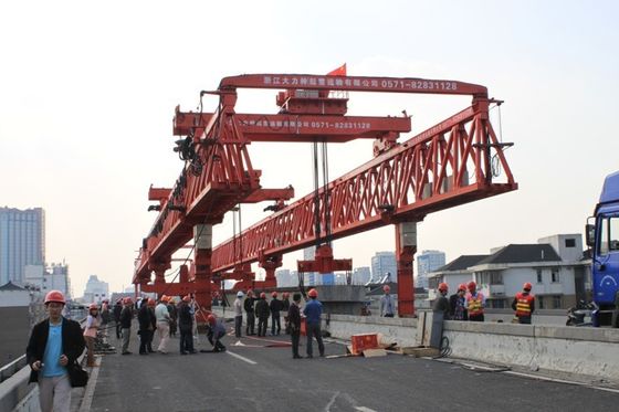 De hoge Kraan van de de Lanceerinrichtingsbrug van de werkende efficiencystraal in weg geprefabriceerde straal die het werk oprichten